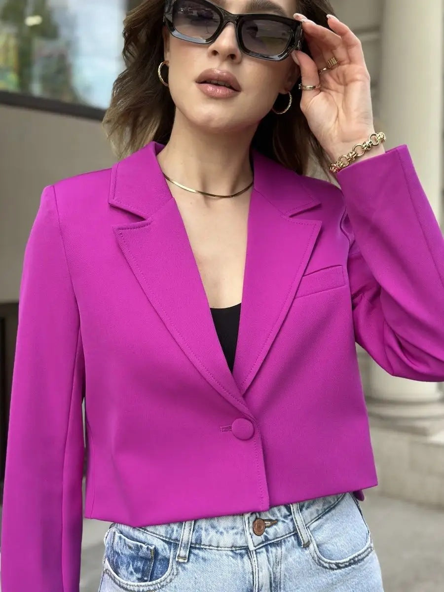 Dame Cropped Blazer med elegant revers og minimalistisk knapliste Stilla