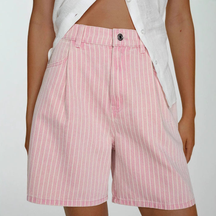 Dame moderne shorts med fine striber og afslappet snit Stilla