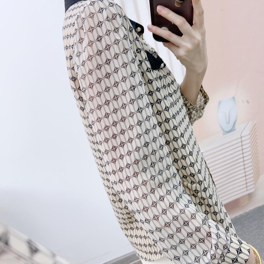 Damebluse med modeprint og elegante sløjfeapplikationer Stilla