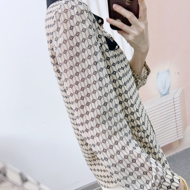 Damebluse med modeprint og elegante sløjfeapplikationer Stilla