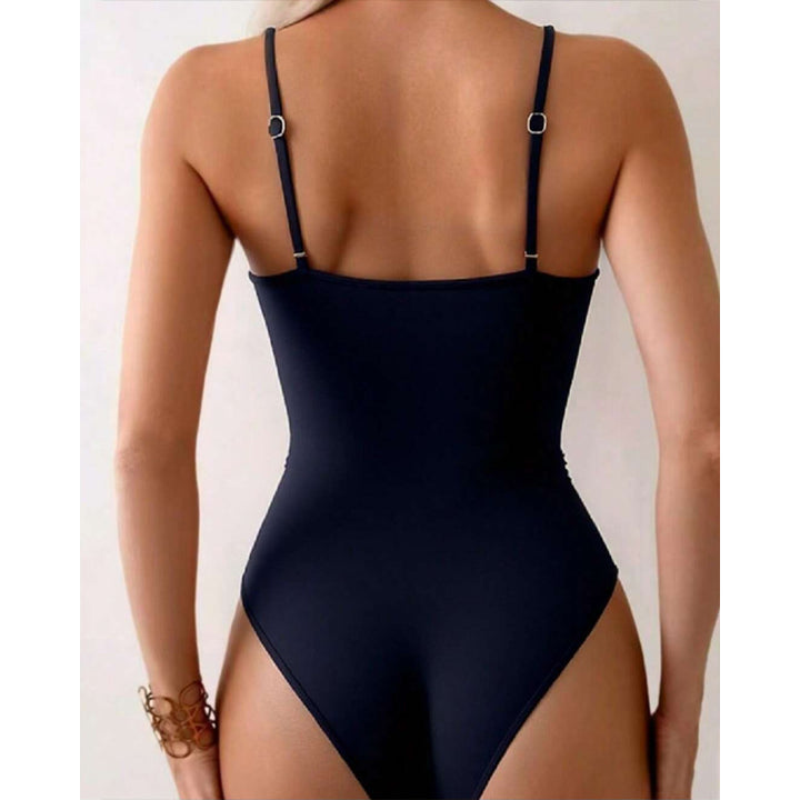 Dame one-piece badedragt med kreativ cut-out-design og glamorøse accenter Stilla