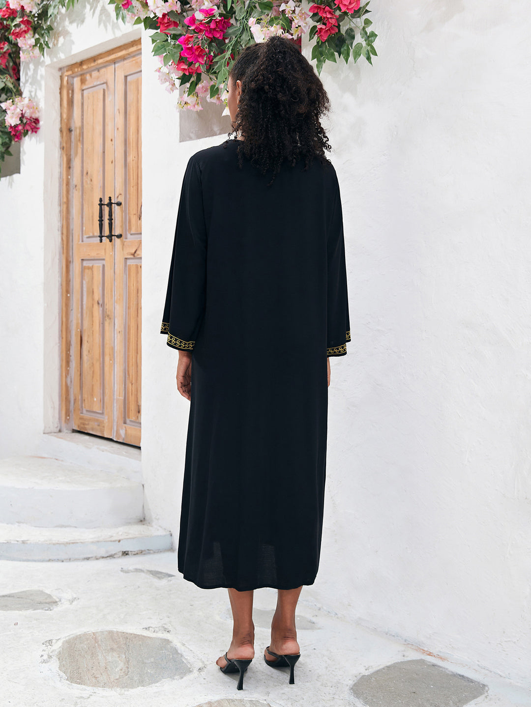 Dame Kaftan med luksuriøse gyldne broderier og elegant V-udskæring Stilla
