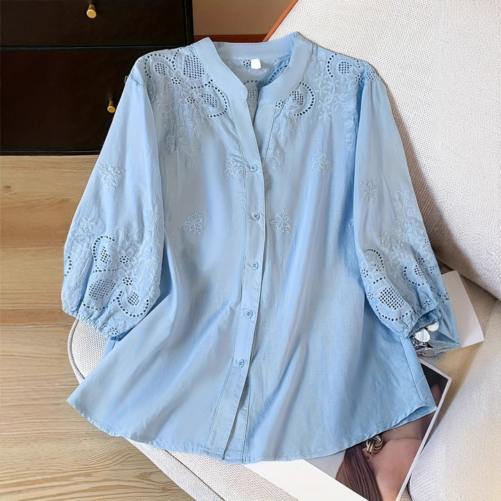 Dame broderet bluse med knaplukning og 3/4 puffærmer Stilla