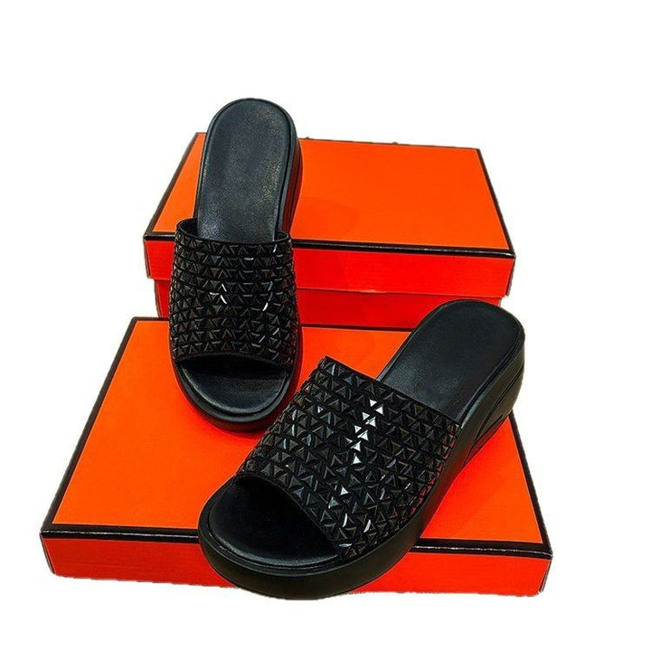 Dame plateau-geta med moderne remdesign og glitrende accent Stilla
