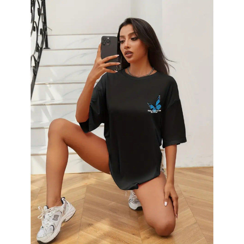 Dame T-shirt med kreativt sommerfuglemotiv og afslappet pasform Stilla