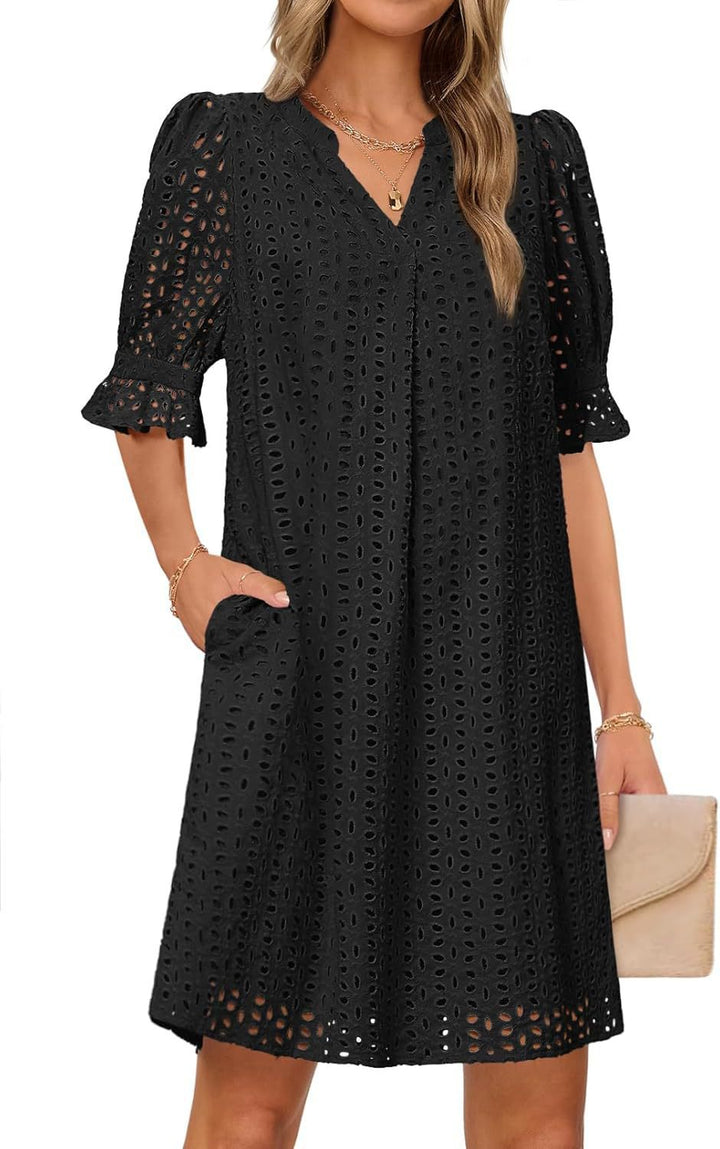 Dame fritidskjole med elegant hulbroderi og praktiske lommer Stilla