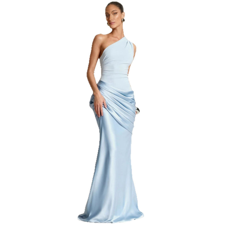 Kvindelige elegante asymmetrisk aftenkjole med flydende satin og sofistikeret drapering