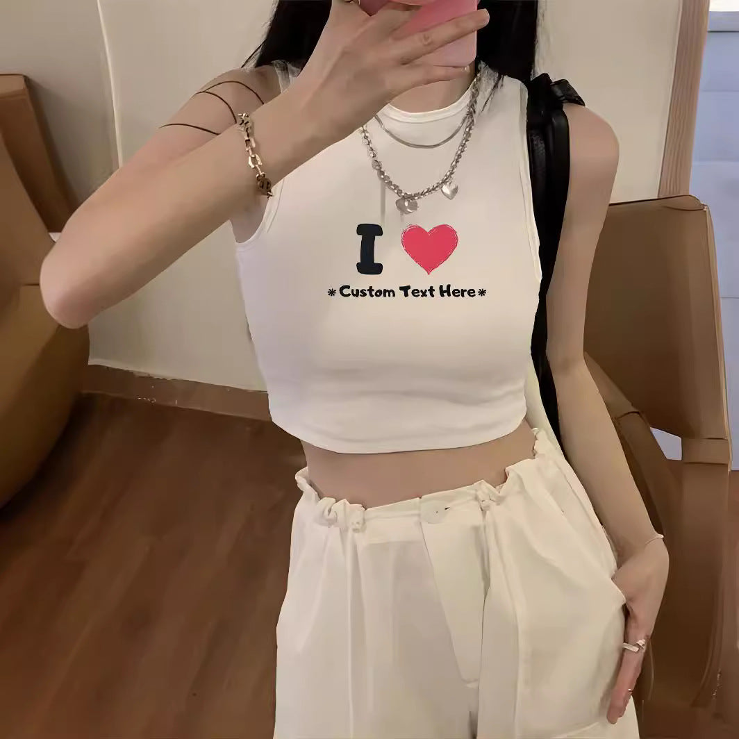 Dame crop-top med iøjnefaldende tekst og tætsiddende snit Skovae