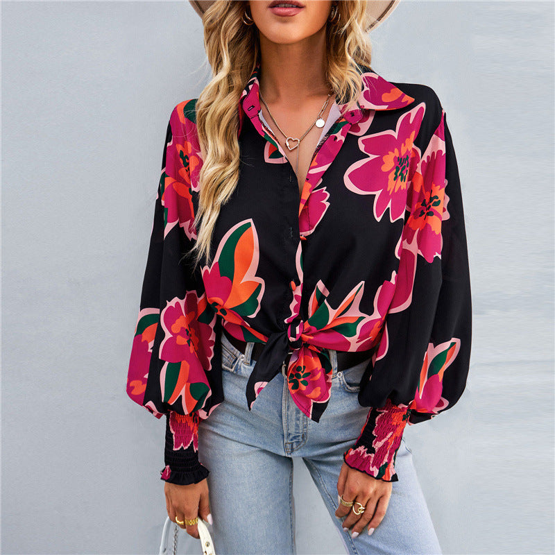 Damebluse med blomsterprint og klokkeærmer Stilla