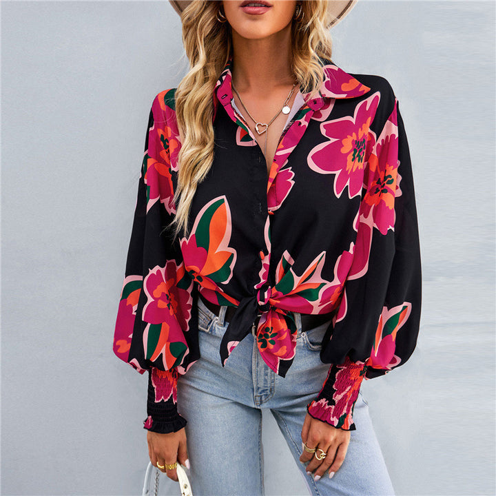 Damebluse med blomsterprint og klokkeærmer Stilla