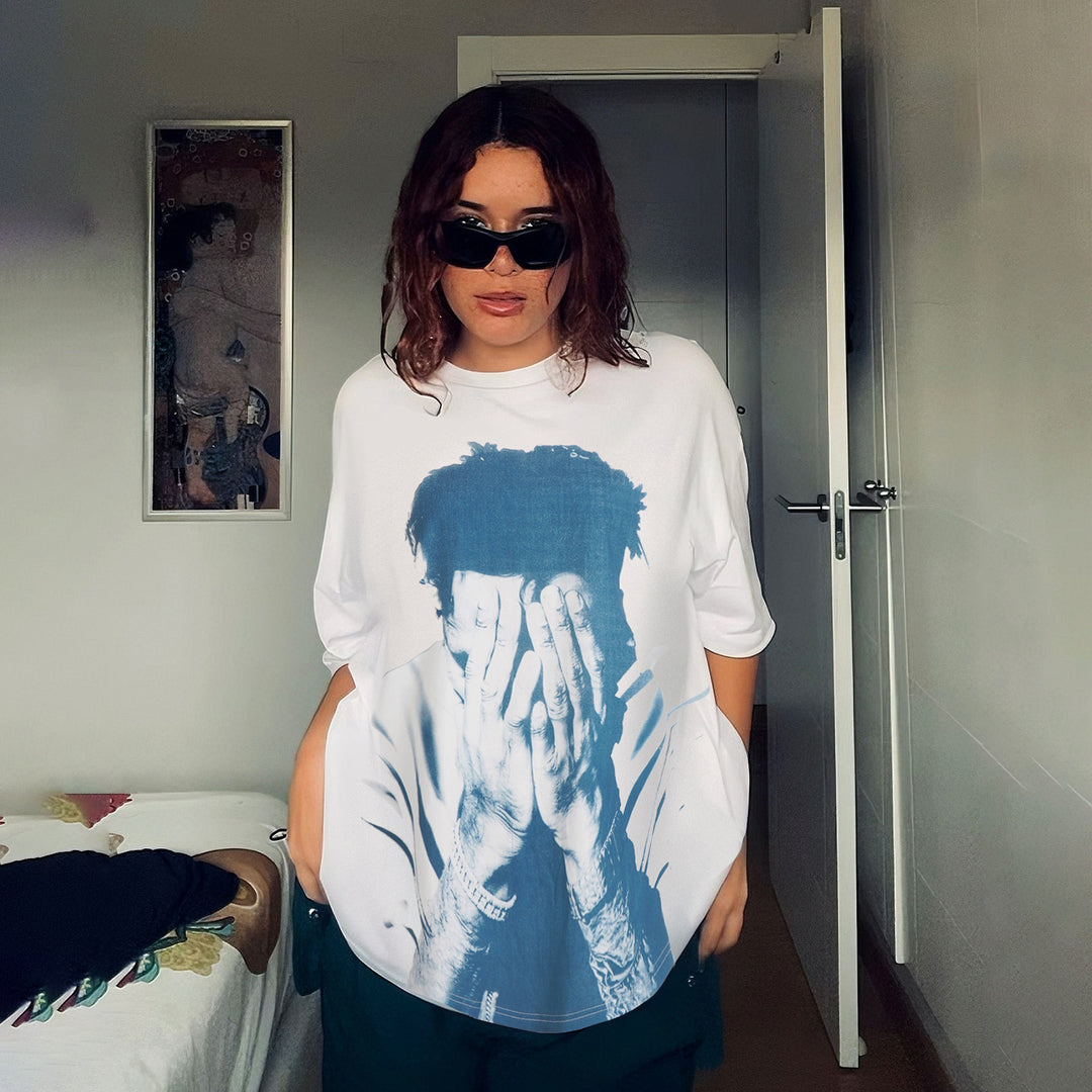 Dame T-shirt med glitrende korsdesign og afslappet pasform Skovae