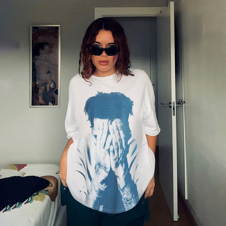 Dame T-shirt med glitrende korsdesign og afslappet pasform Skovae