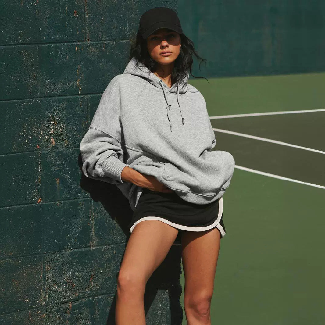 Dame oversized hoodie lavet af blød bomuldsblanding med praktiske sidelommer Stilla