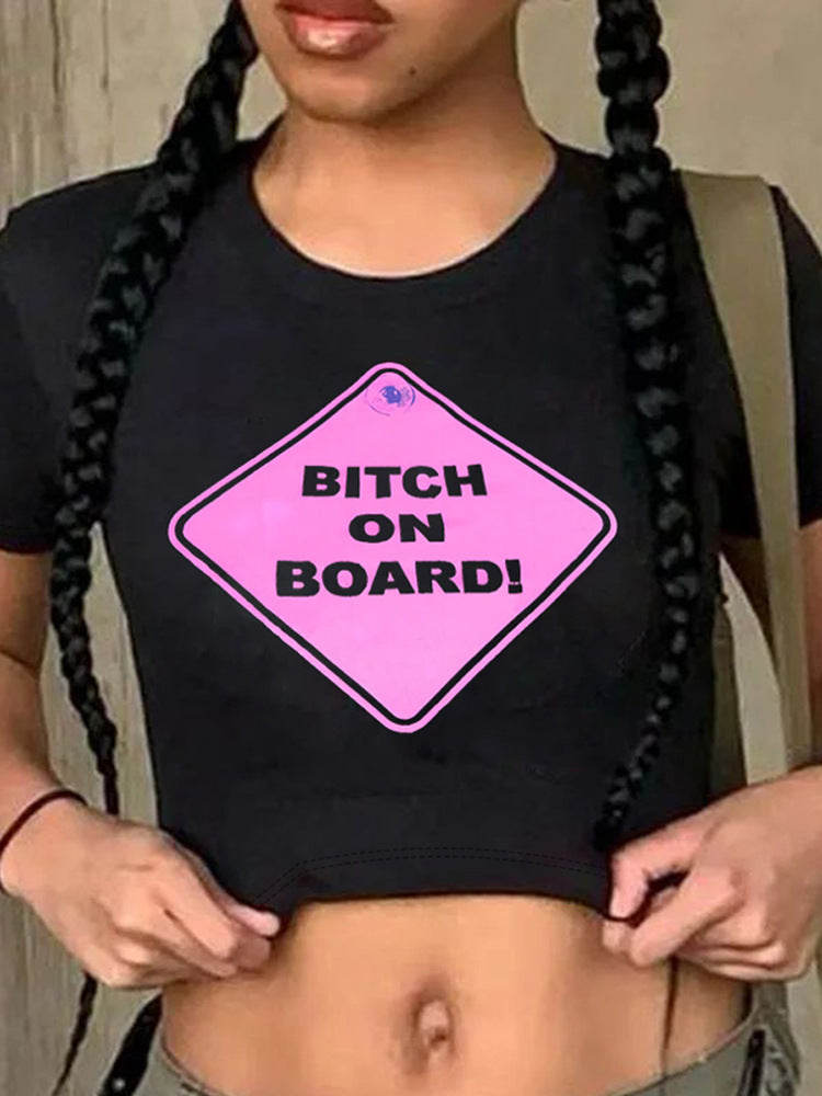 Dame Crop-T-Shirt med kreativt motiv og tætsiddende snit Skovae