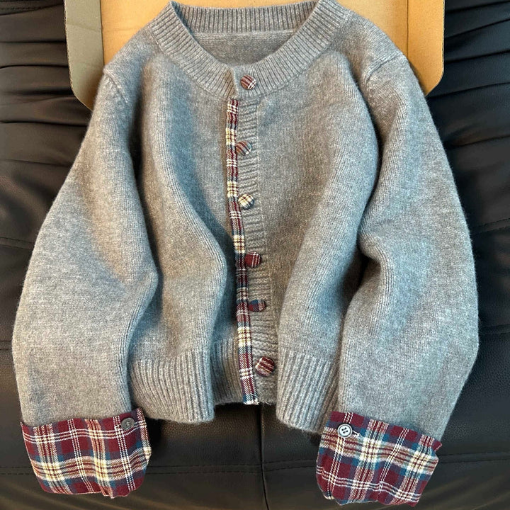 Kvinders fashionable cardigan med ternet mønster og praktiske knapper Stilla