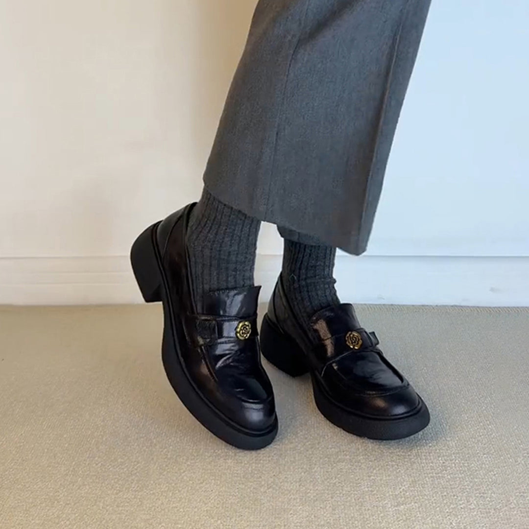 Dame Chunky Loafer Hæle med dekorativt emblem Stilla