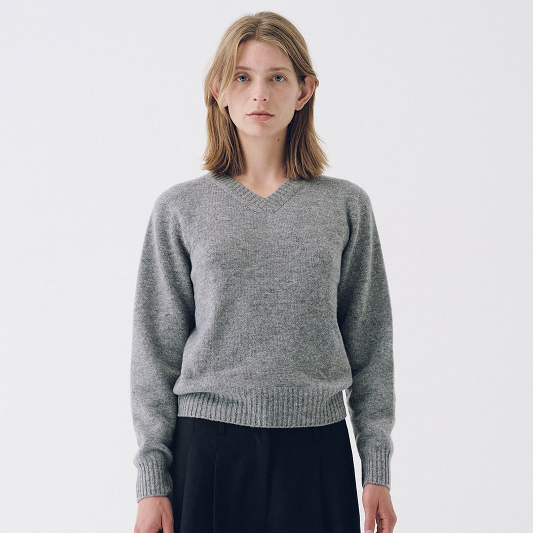 Kvindernes fine strikpullover med V-hals og brede manchetter Stilla