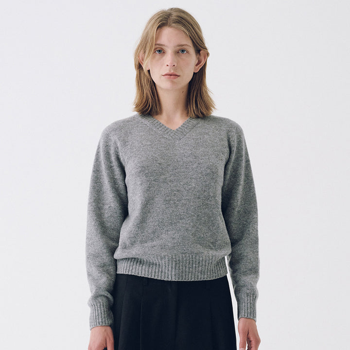 Kvindernes fine strikpullover med V-hals og brede manchetter Stilla