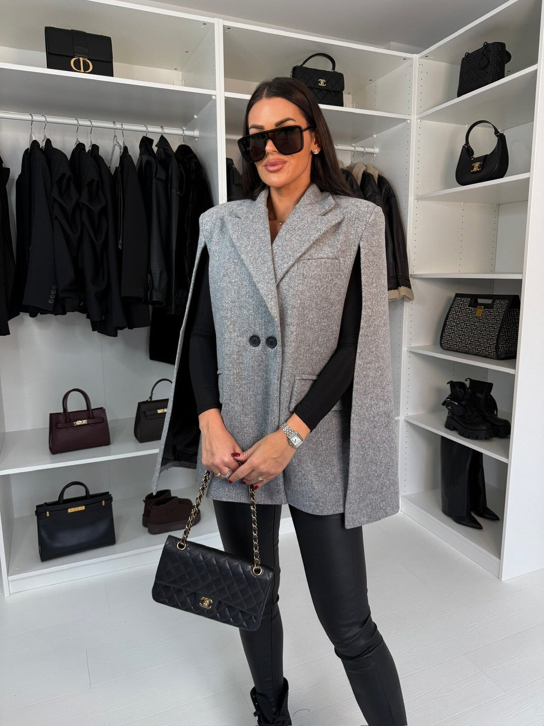 Dame stilfuld lang jakke med cape-design Stilla