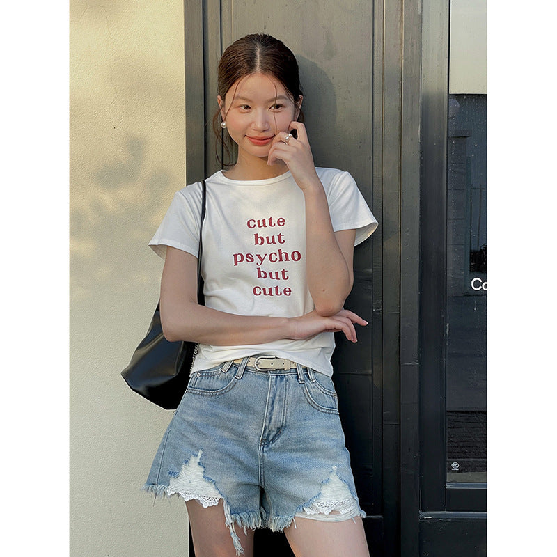 Dame T-shirt med beskrivendetryk og figursyet snit Stilla