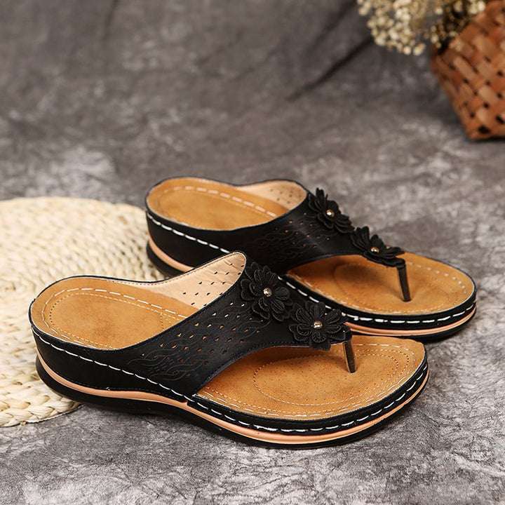 Dame flip-flops med luftig overfladestruktur og blomsterdesign Stilla