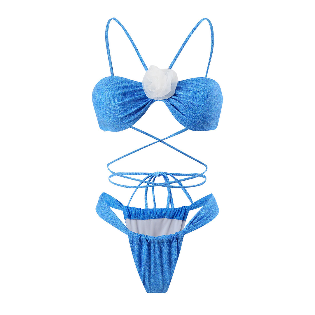 Damebikini med raffinerede snøredetaljer og elegant blomsterelement Stilla
