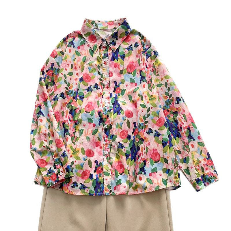 Damebluse med farverigt blomstermønster og løst fit Stilla