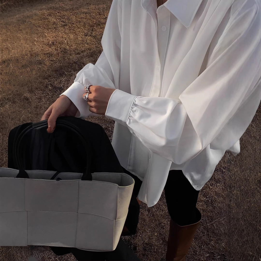 Dame Mode skjorte med oversized pasform og elegante manchetter Skovae