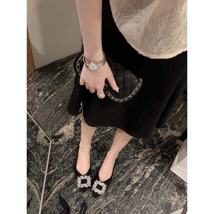 Dame elegante, med krystaller prydede, spidse ballerinaer Stilla