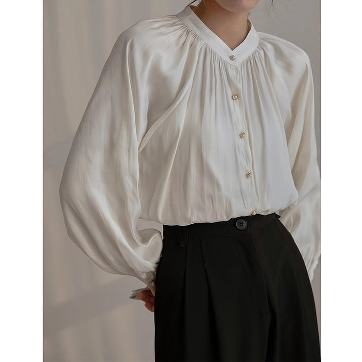 Damebluse med elegant perleknapdesign og flatterende pasform Stilla