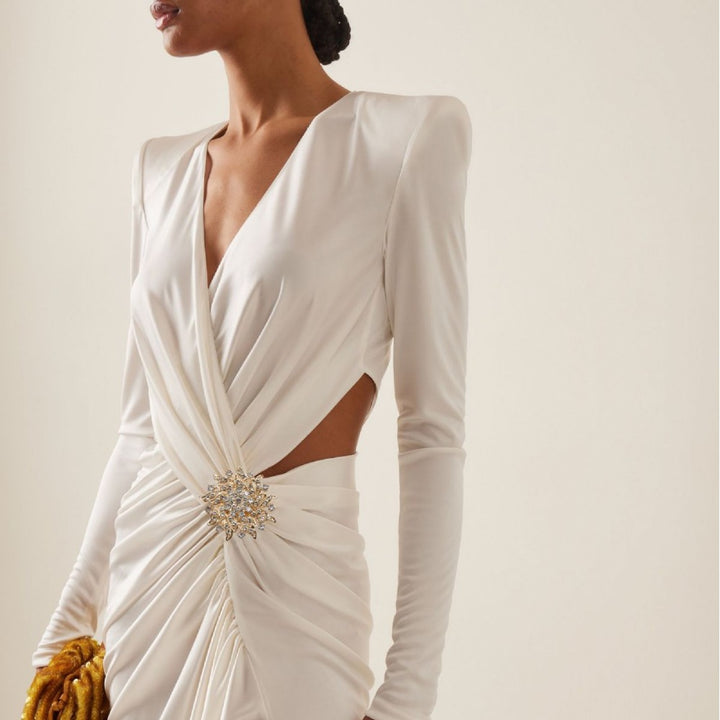 Dame elegant aftenkjole med kunstnerisk drapering og dyb slids Stilla