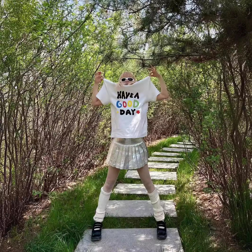 Dame T-shirt med kreativt, farverigt motiv og afslappet pasform Stilla