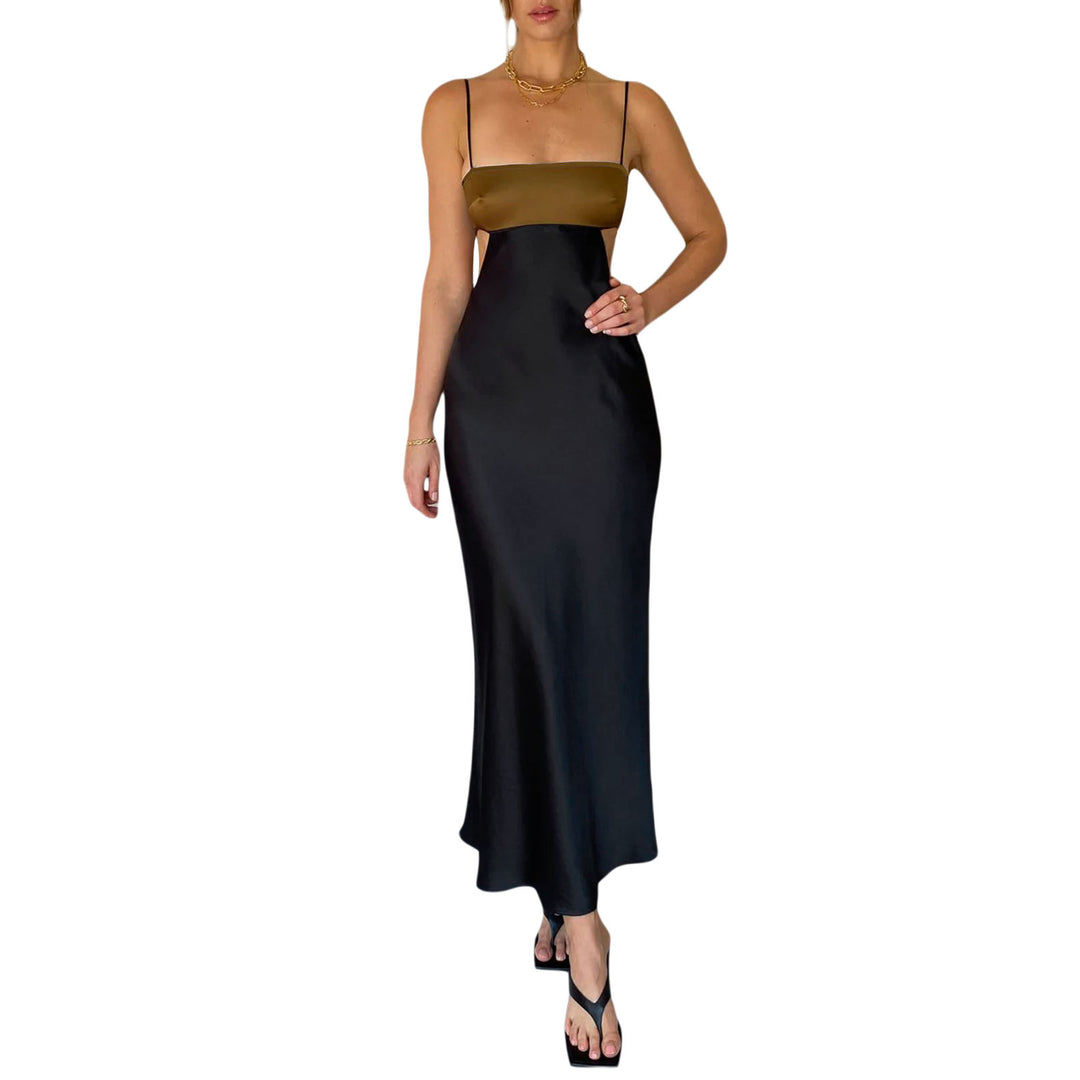 Dame elegant lang kjole med innovativt cut-out design og fine spaghetti stropper Skovae