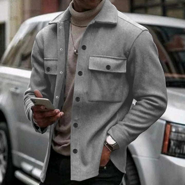 Herrer nan moderigtige overshirt-jakke i filtlook med påsyede brystlommer og synlig trykknapliste Skovae