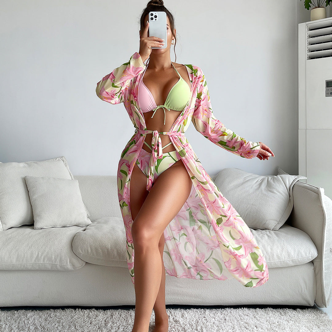 Dame Strandkimono med floral design og elegant taljering Stilla