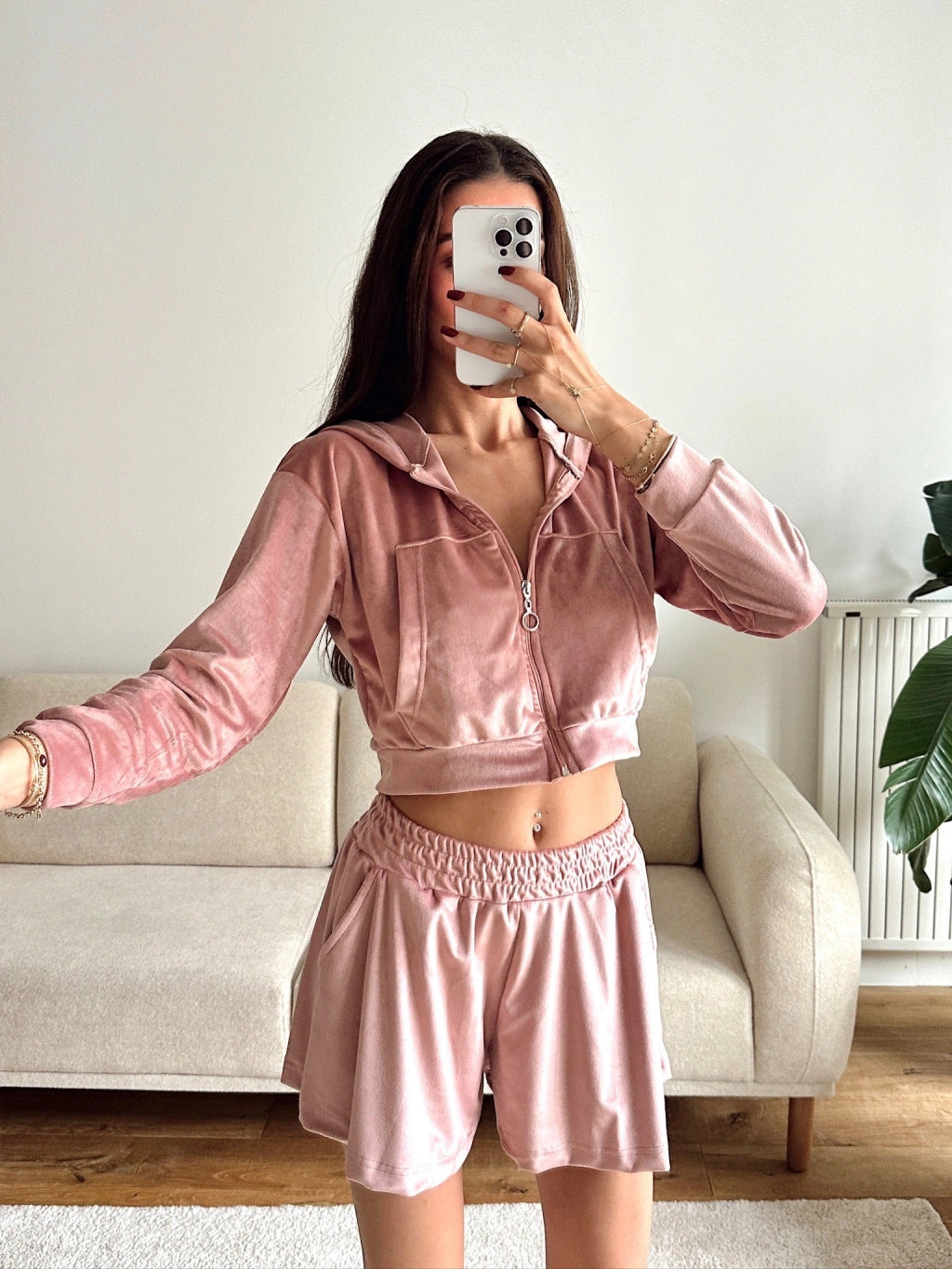 Kvinders afslappede fleece sæt med cropped hoodie og komfortable shorts