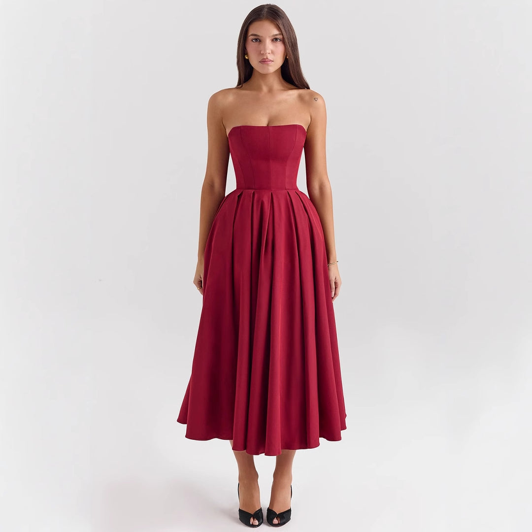 Dame midi kjole med nedreformeret talje og off-shoulder design med elegant plissé struktur