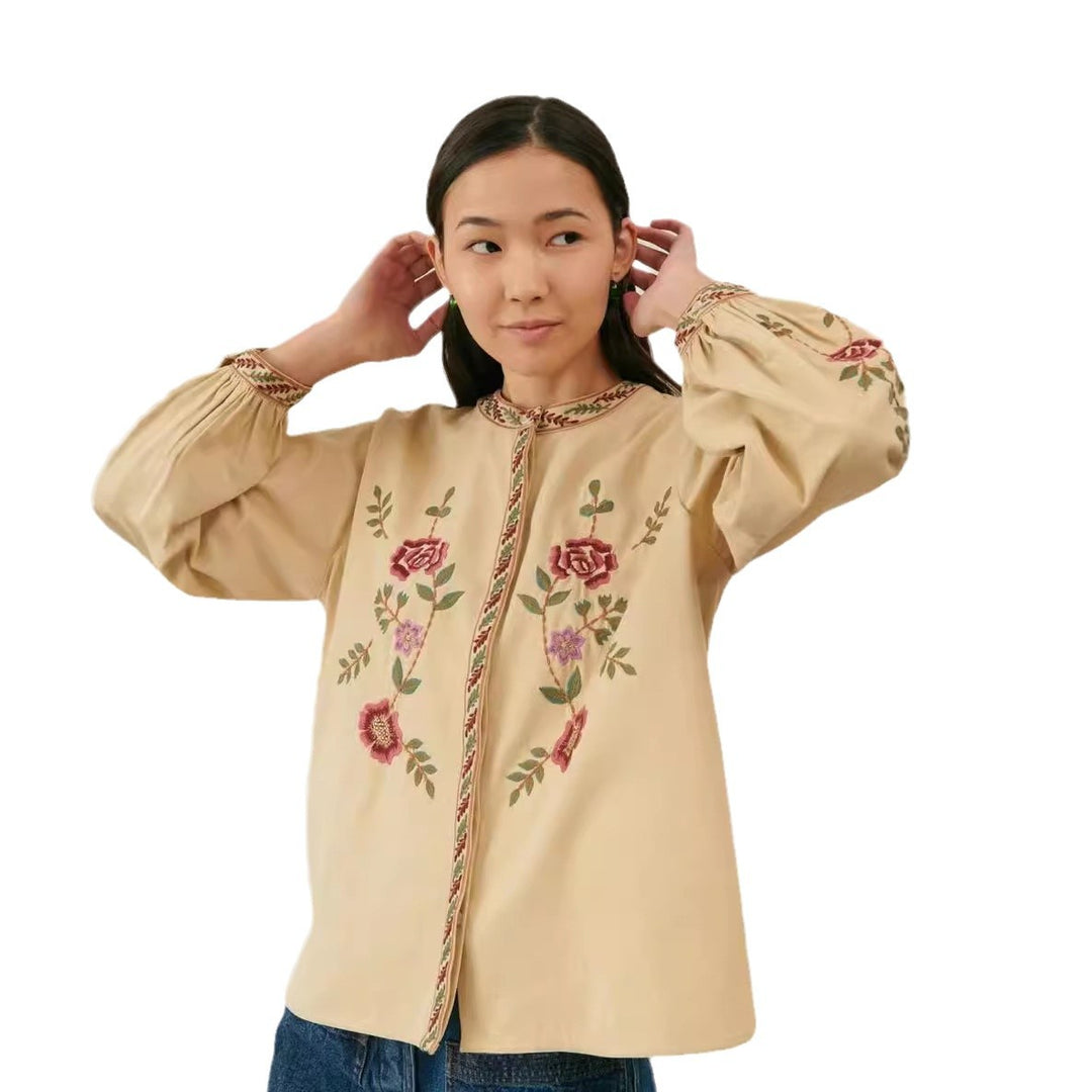 Damebluse med håndlavet blomsterbroderi og elegant pyntesøm Stilla