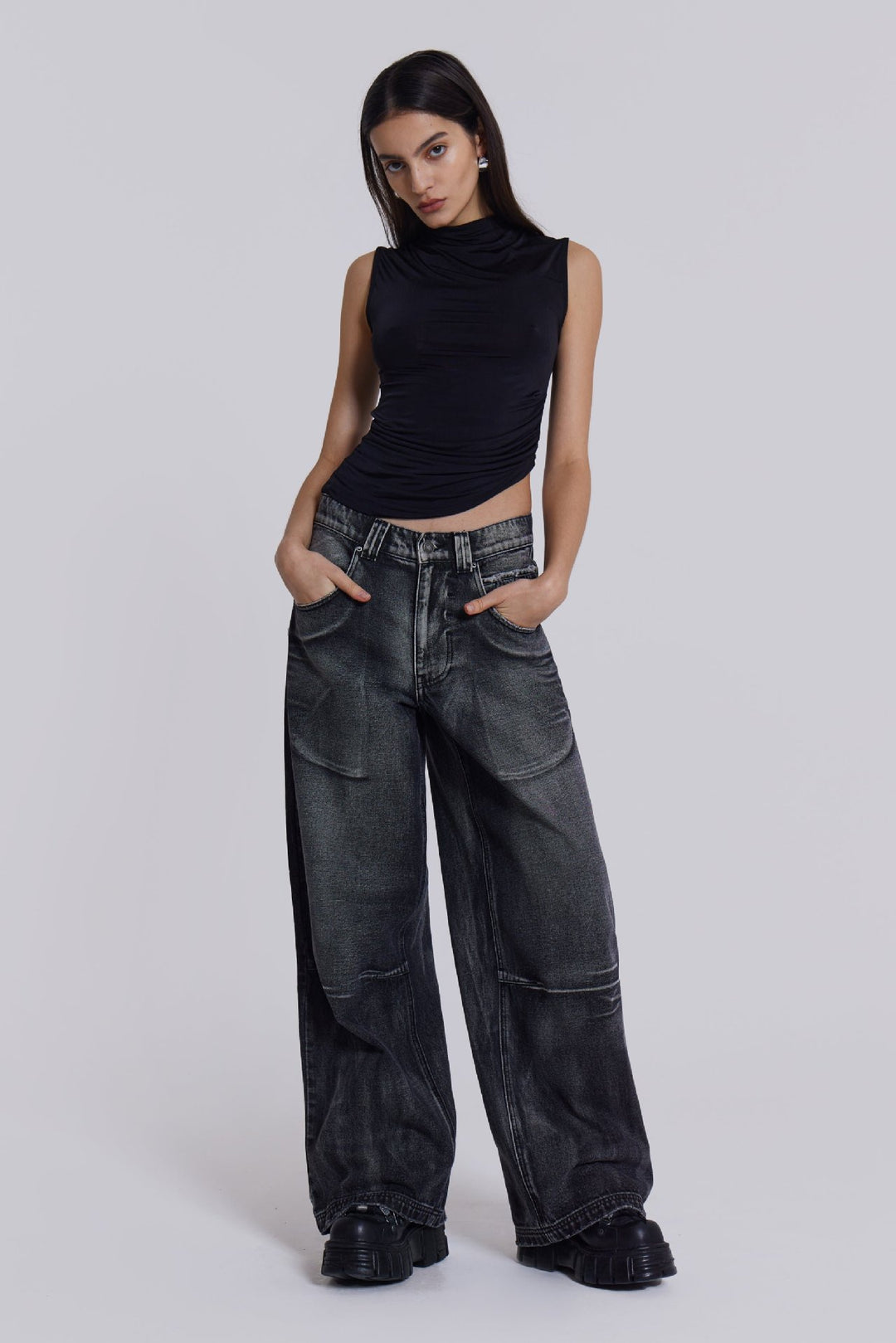 Dame Løst skårede jeans med iøjnefaldende englevinge-design og moderigtig brugt-look Stilla