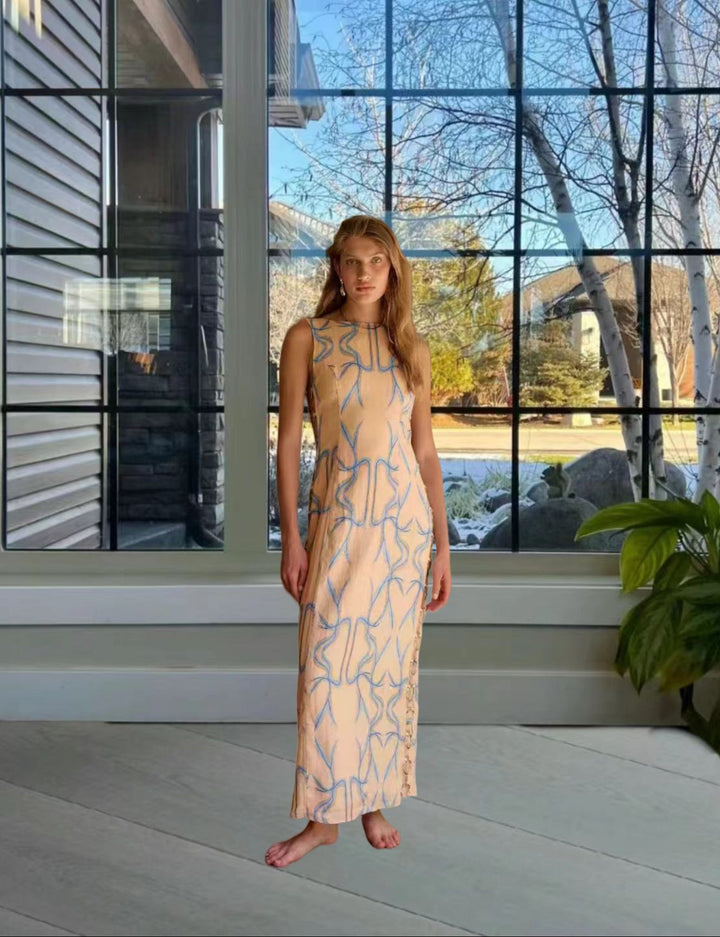 Dame maxikjole med kunstneriske broderier og flydende stof Stilla