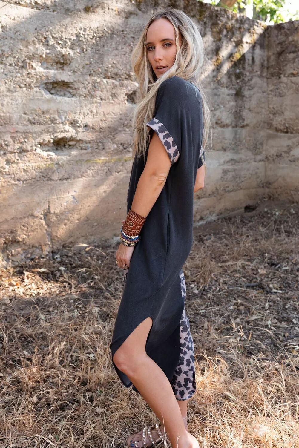 Dame tunika-kjole med moderigtigt leopardmønster og sidelæg Stilla