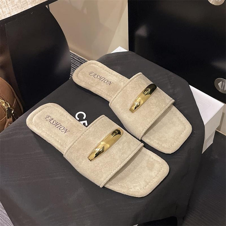 Dame clogs i elegant design med gyldne accenter og blød, skridsikker sål Stilla