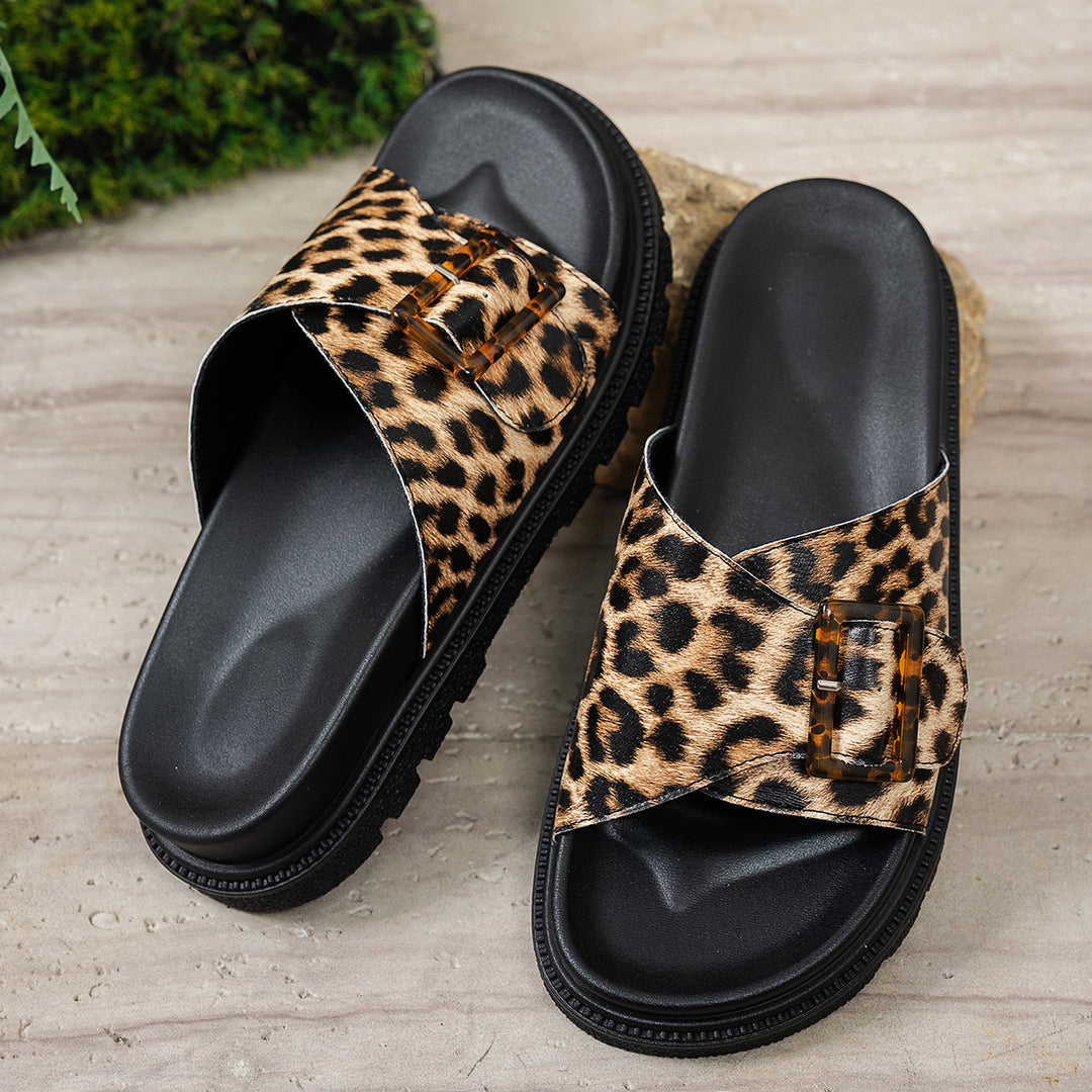 Dame stilfulde slide-sandaler med leopardmønster og moderne spænde-design Stilla