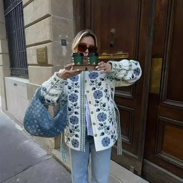 Dame kimono-jakke med floralt mønster og elegant taljering Stilla