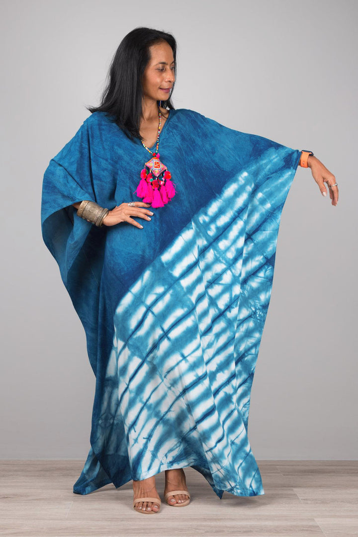 Dame Kaftan med kunstnerisk batikdesign og generøs pasform Stilla
