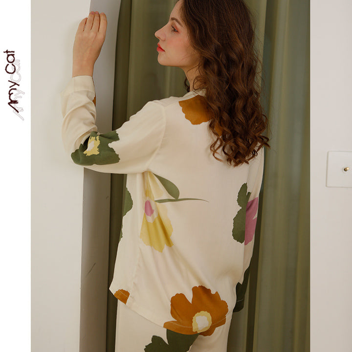 Damer pyjamasæt i silkeagtigt blødt stof med blomsterdesign og klassisk snit Stilla