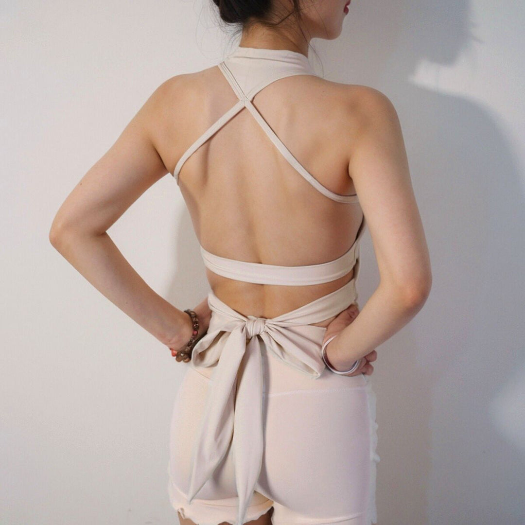 Dame Sporty Crop-top med innovativt rygdesign og justerbar bindedetalje Stilla
