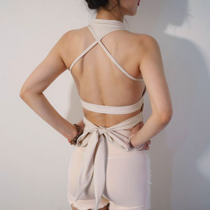 Dame Sporty Crop-top med innovativt rygdesign og justerbar bindedetalje Stilla