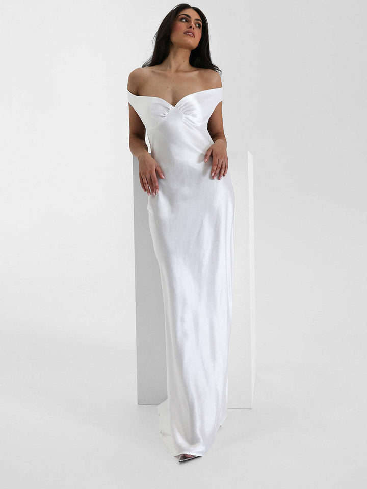 Dame Elegante lang kjole med off-shoulder design og raffinerede draperinger Stilla