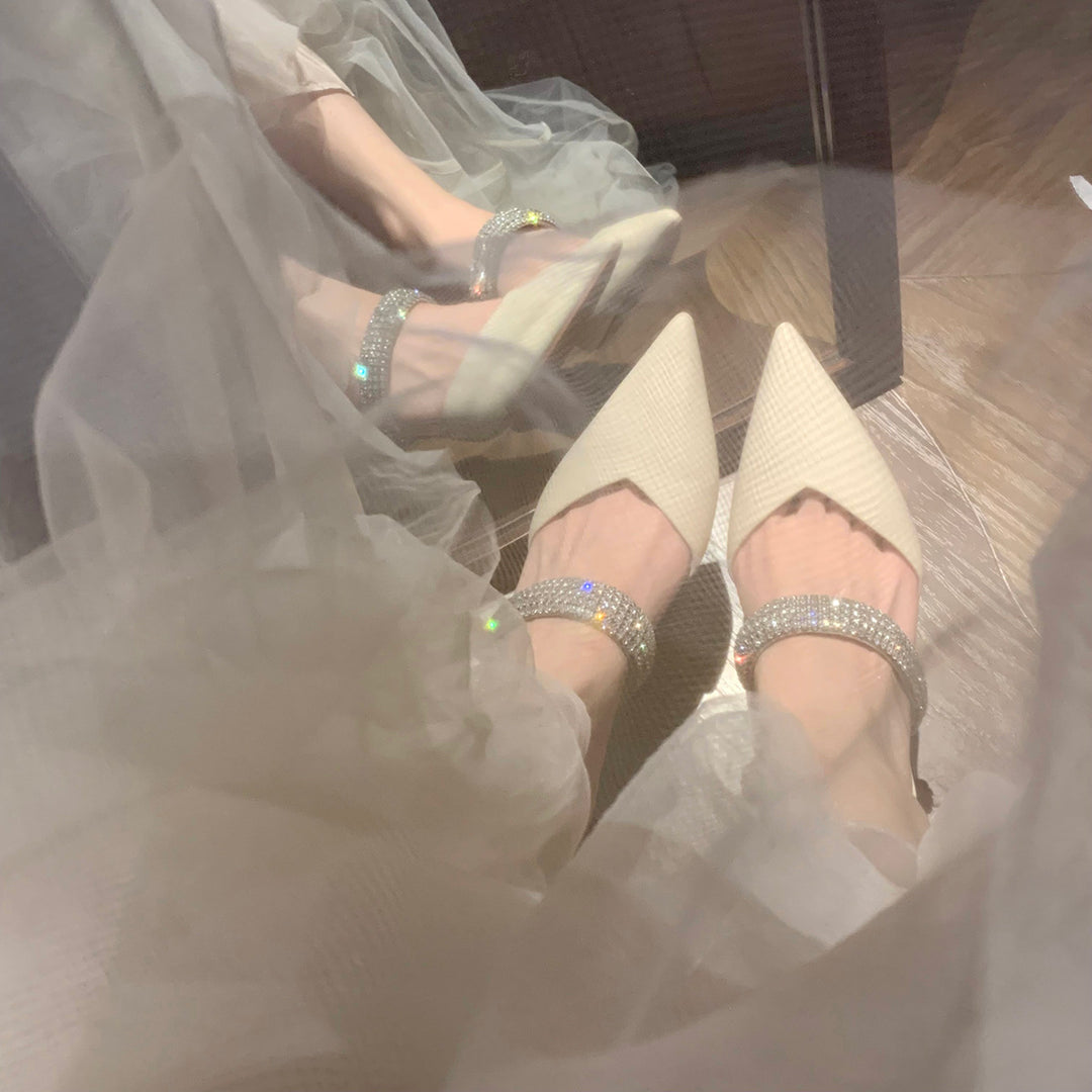 Dame Sling-pumps med moderigtige rem og glitrende detalje Stilla
